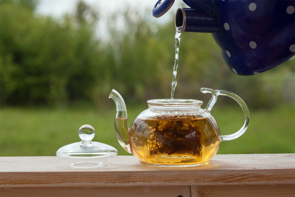 Tee mit Wasser aufbrühen.